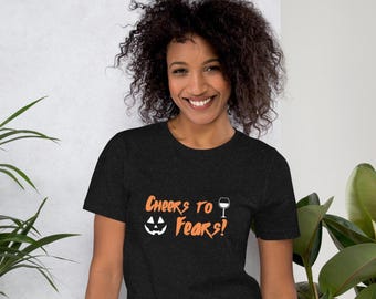 Maglietta di Halloween Cheers to Fears - Divertente maglietta per gli amanti del vino, design con zucca spettrale - Maglietta unisex