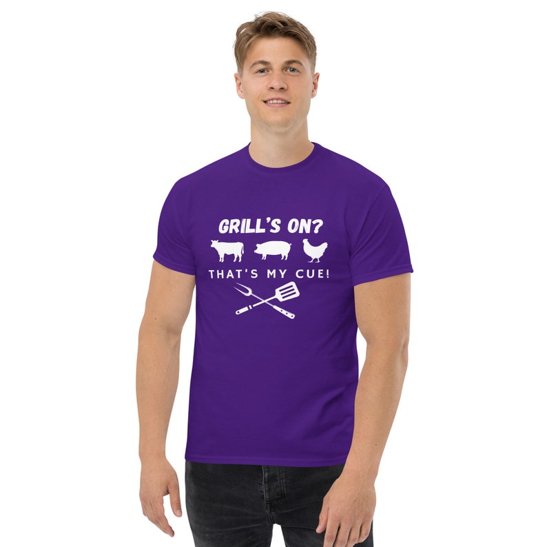Funny BBQ T-Shirt - Grill's On? That's My Cue! - Humorous Graphic Tee - Perfect Gift for Grill Masters and BBQ Enthusiasts - Unisex Shirt