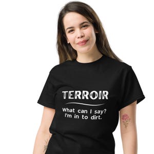 Terroir &#39;I&#39;m in to Dirt&#39; Unisex T-Shirt - Perfect for Wine Lovers and Soil Enthusiasts - Fun Wine Apparel