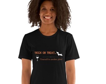 Maglietta di Halloween "Dolcetto o scherzetto con un bicchiere" - Maglietta per gli amanti del vino, maglietta divertente di Halloween per feste spettrali - Maglietta unisex