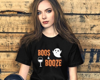 Maglietta di Halloween "Boos & Booze" - Divertente maglietta fantasma per gli amanti del vino, maglietta spettrale per feste di Halloween - Maglietta unisex