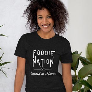 Foodie Nation &quot;&quot;United in Flavor&quot;&quot; T-Shirt - Kulinarisches Kleid für Feinschmecker, Koch Geschenk, - Unisex T-Shirt.&quot;