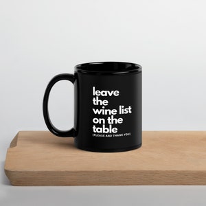 Mug amusant pour amateurs de vin - Laissez la carte des vins sur la table - Mug humoristique en céramique noire brillante - Cadeau parfait pour les amateurs de vin