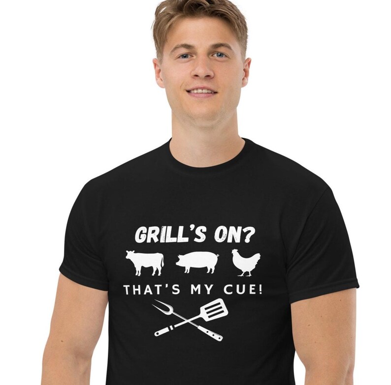 Funny BBQ T-Shirt - Grill's On? That's My Cue! - Humorous Graphic Tee - Perfect Gift for Grill Masters and BBQ Enthusiasts - Unisex Shirt