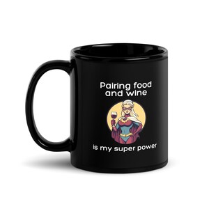 Tazza abbinata cibo e vino - Divertente tazza da caffè nera lucida, regalo per gli amanti del vino, tazza da sommelier supereroe, tazza da caffè per buongustai, regalo per gli amanti del vino