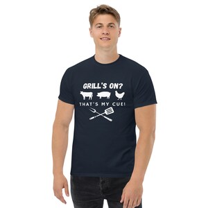 Funny BBQ T-Shirt - Grill's On? That's My Cue! - Humorous Graphic Tee - Perfect Gift for Grill Masters and BBQ Enthusiasts - Unisex Shirt