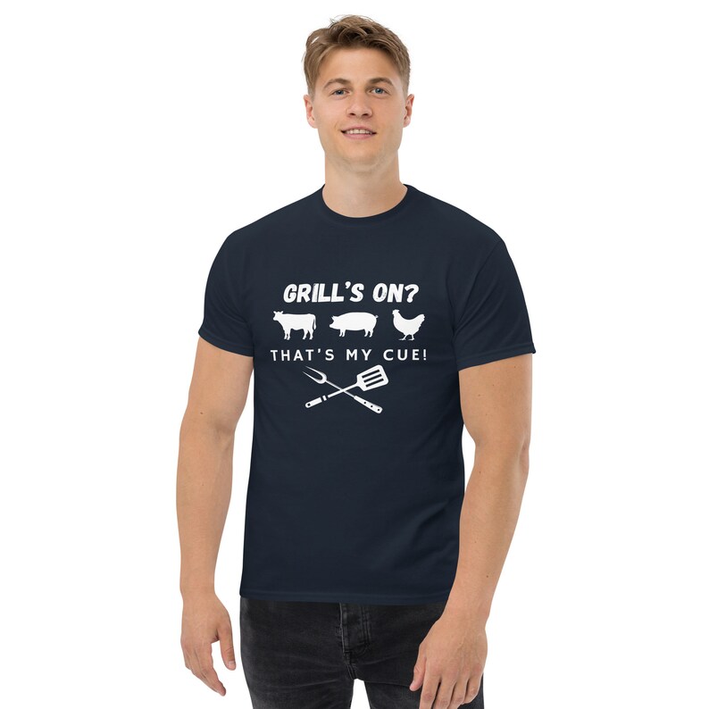 Funny BBQ T-Shirt - Grill's On? That's My Cue! - Humorous Graphic Tee - Perfect Gift for Grill Masters and BBQ Enthusiasts - Unisex Shirt