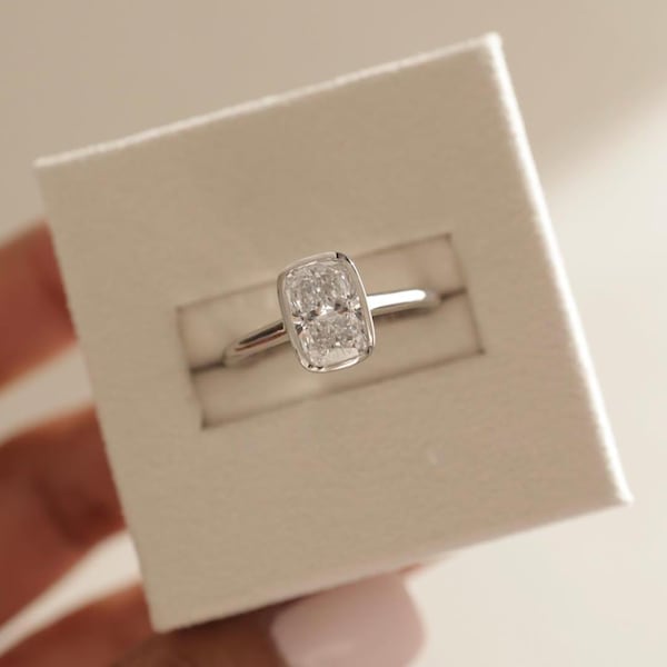 Pierścionek zaręczynowy z wydłużonym moissanitem o masie 2,50 ct, wydłużony pierścionek z oprawą w kształcie poduszki, obrączka ślubna ze złota 14k z diamentami o szlifie poduszkowym D-VVS1.