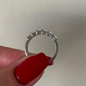 Obrączka ślubna z moissanitem szlifowanym szmaragdowo, obrączka ślubna z moissanitem szlifowanym szmaragdowo, obrączka z obietnicą półwieczności, prezent na rocznicę, obrączka z moissanitem dla kobiet
