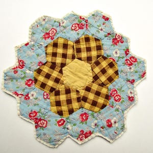 XL Size Double Floral Feedsack Flower Garden Patchwork Table Mat, Doily, 1940's Vintage Prairie Quilt Decor