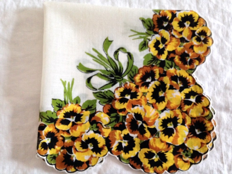 Vintage Printed Hanky Yellow Pansies Pansies Print Vintage Handkerchief Botanical Handkerchief Deep Scalloped Edge
