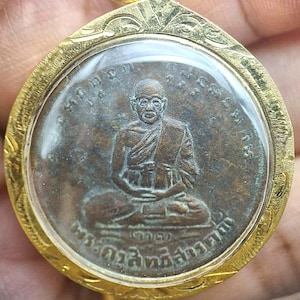 Luang Por Jad, tajski buddyjski amulet i wyjątkowy prezent przynoszący mężczyznom szczęście i wszechstronne błogosławieństwa.