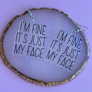 Pendientes "Estoy bien, es solo mi cara", pendientes divertidos, pendientes novedosos, pendientes divertidos de oficina, joyas locas, regalo para compañeros de trabajo, pendientes para el día de la oficina, pendientes sarcásticos.