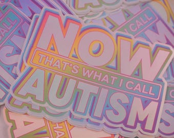 Può includere: Un mucchio di adesivi con la scritta "NOW THAT'S WHAT I CALL AUTISM". Gli adesivi presentano un design olografico con colori pastello, tra cui rosa, blu e giallo. La parola "AUTISM" è in evidenza.