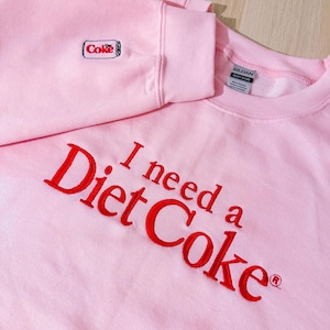 Moletom bordado I Need A Diet Coke com detalhe na manga