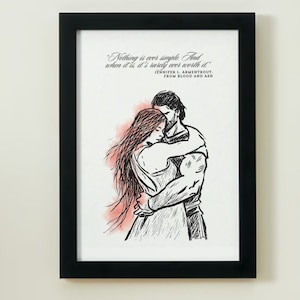 Puede incluir: Una impresión enmarcada en negro con una cita del libro "From Blood and Ash" de Jennifer L. Armentrout. La cita dice: "Nada es nunca simple. Y cuando lo es, rara vez vale la pena." La impresión presenta una ilustración en blanco y negro de una pareja abrazándose, con un fondo de acuarela rosa.