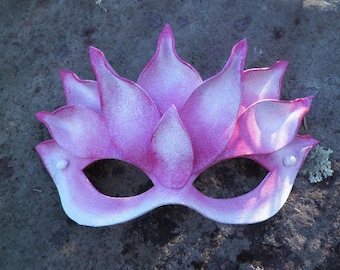 Máscara de cuero de loto rosa