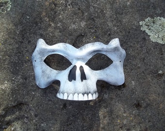 Calavera pequeña en blanco