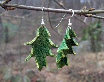 Groene leren oorbellen met eikenblad