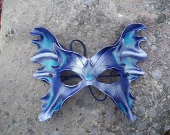 Máscara de hada de cuero en color azul.