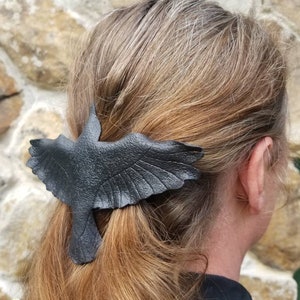 Raven hair clip in leather