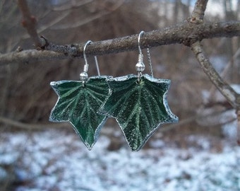 Pendientes de cuero verde con hojas de hiedra