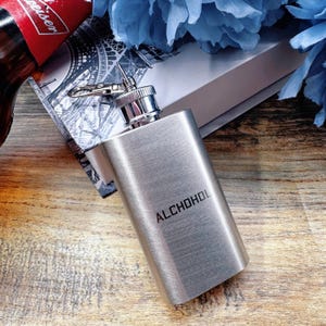 Personalisierte Stahl Silber Flachmann Schlüsselanhänger Keychain Individuelle Gravur Spirit Whisky Spirit Flask Geschenkbox Holzgravur mit Monogramm