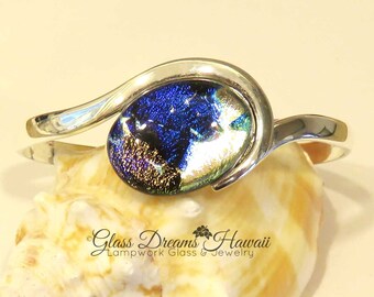 Brazalete de cristal brillante Pulsera de brazalete de onda ovalada Pulsera de declaración de vidrio de arte Pulsera de brazalete de vidrio dicroico hecha a mano Ideas de regalo