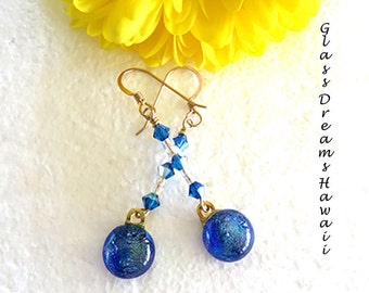 Boucles d'oreilles Azure Blue Dangle, Boucles d'oreilles en verre Dichroic Fused, Bijoux en verre Dichroic faits à la main, Boucles d'oreilles de mode, Boucles d'oreilles BOHO