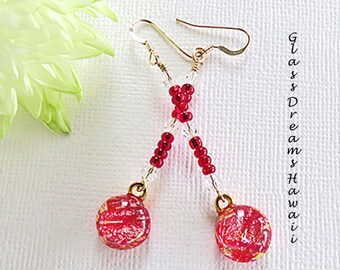 Pendientes colgantes rojos brillantes, pendientes de vidrio dicroico fusionado, joyería de vidrio fundido, joyería de moda, alambres de orejas rellenos de oro, luz de pluma