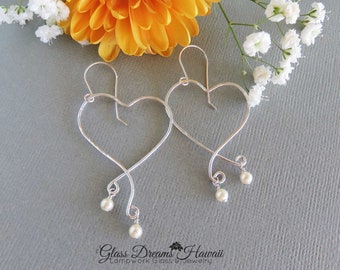 Boucles d'oreilles Sterling Silver Heart Dangle, Boucles d'oreilles free Form Heart, Hammered Sterling Silver Wire, Swarovski Pearl Drops, Light Weight