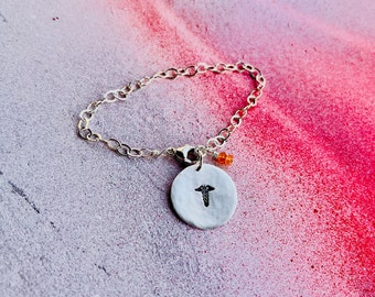 Pulsera con dije de alerta médica: acero inoxidable, plata esterlina o chapado en oro, identificación personalizada