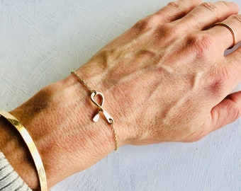 Bracciale in argento sterling con nastro simbolo di sensibilizzazione e dettagli in pietra preziosa.