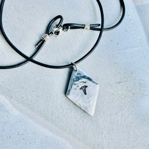 Collana con avviso medico timbrata a mano: cordino in pelle, ciondolo a forma di diamante in peltro
