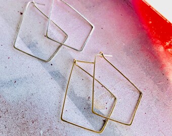 Delicados pendientes de diamantes enhebrados: pendientes geométricos de alambre relleno de oro de 14 k