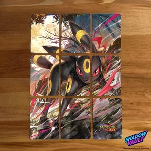 Op de afbeelding: Negen ruilkaarten met een zwart Umbreon-personage met gele accenten en rode ogen. De kaarten zijn gerangschikt in een 3x3 raster, met illustraties uit de "Evolving Skies" set. De kaarten worden gepresenteerd op een houten oppervlak.