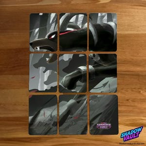 Könnte beinhalten: Neun quadratische Karten mit einer dunklen, stilisierten Illustration einer wolfsähnlichen Kreatur. Die Karten sind hauptsächlich schwarz, grau und weiß, mit roten Akzenten. Die untere rechte Karte trägt den Text "SHROUDED FABLE" und "SHADOW VAULT" mit einer Website-Adresse.