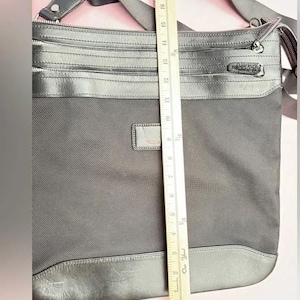 Bolsa tiracolo Tumi preta autêntica, usada.