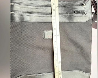 Gebrauchte authentische schwarze Tumi-Umhängetasche.