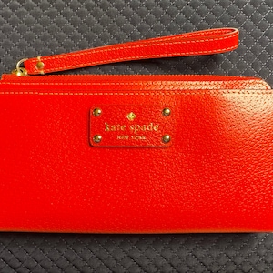 Carteira Kate Spade New York usada. Pulseiras. Carteira vermelha laranja.