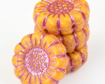 Cuentas de girasol de 13 mm - Naranja claro opaco con lavado rosa - Cuentas de vidrio checo - Cuentas de color amarillo anaranjado topo oscuro de Raven's Journey (#041)