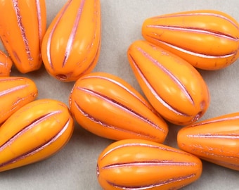 10 cuentas briolette con forma de melón de 13 mm x 8 mm, color naranja opaco con lavado rosa - Cuentas de vidrio checo Raven's Journey n.° 344