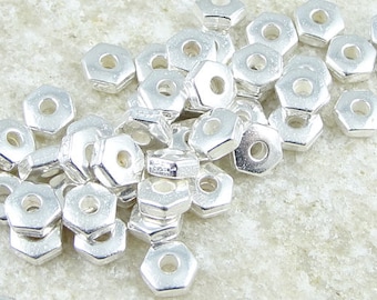 Bolsa a granel de 250 piezas: cuentas espaciadoras plateadas de 4 mm, cuentas hexagonales de plata heishi de TierraCast, cuentas de metal plateado de peltre (PS89)