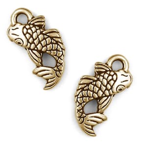以下が含まれることがあります： 金色の金属製の鯉の魚のチャームが2つ。それぞれの上部にネックレスやブレスレットに取り付けるためのループがあります。
