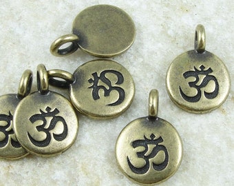 Breloque en laiton antique TierraCast OM Mini pendentif Bronze charme Yoga charme pour méditation bijoux Aum symbole disque (P1228)