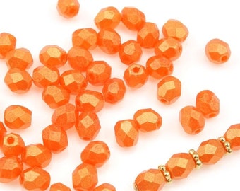 50 cuentas naranjas de 4 mm - Cuentas de vidrio checo Firepolish de 4 mm facetadas en jacinto lamé de oro anteado - naranja brillante con un toque de rojo