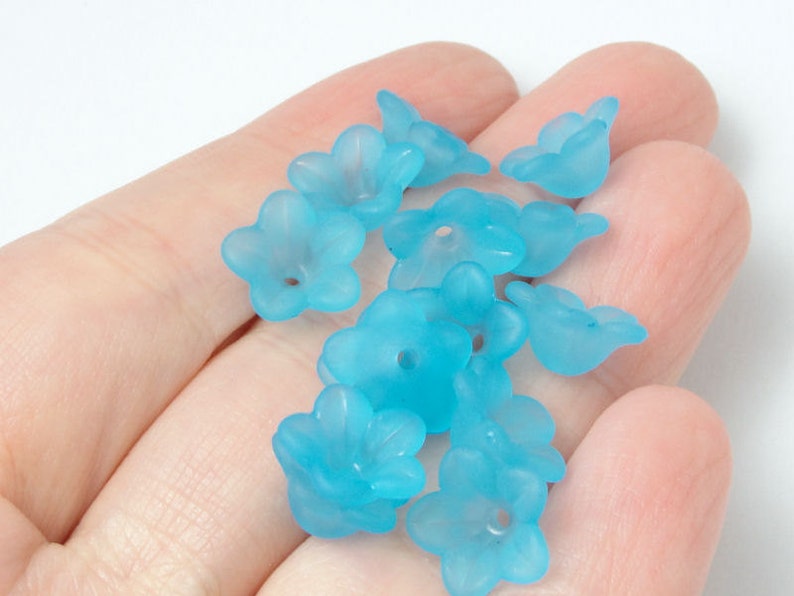 18 AQUA BLUE Frosted Lucite Flower Bead Aqua Blue 7mm x 13mm Trumpet Flower Beads Aquamarine Light Blue Lucite Beads Small Flower Beads imagen 2