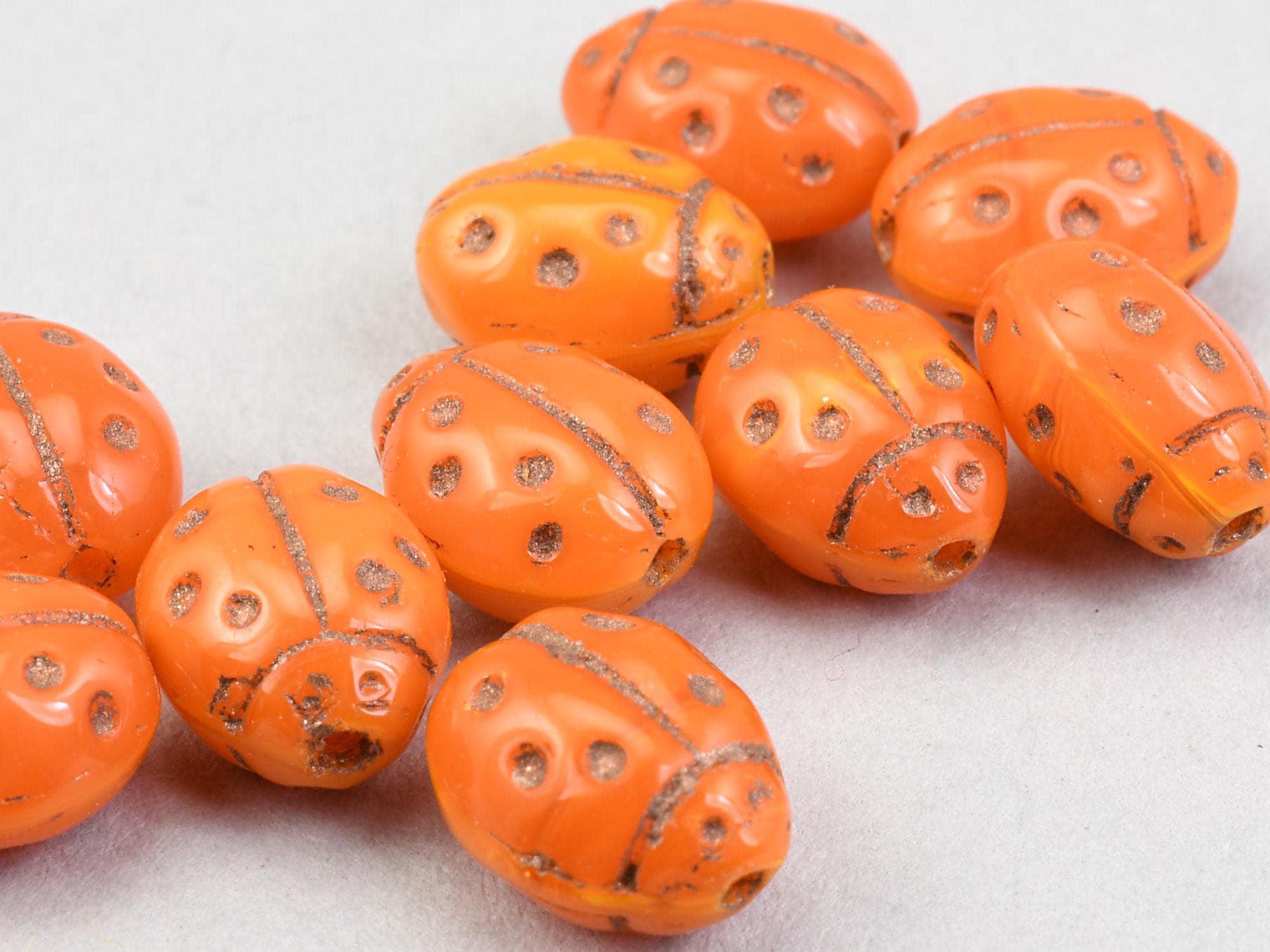 オレンジガラスてんとう虫ビーズ 10 個 - 9.5 mm x 7.5 mm オレンジオ