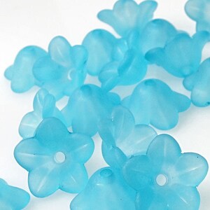 18 AQUA BLUE Frosted Lucite Flower Bead Aqua Blue 7mm x 13mm Trumpet Flower Beads Aquamarine Light Blue Lucite Beads Small Flower Beads imagen 3