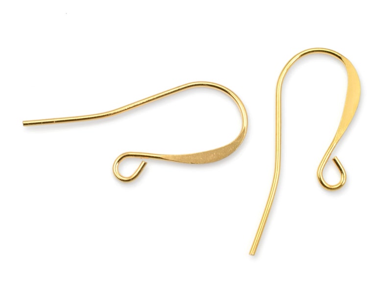 Puede incluir: Dos ganchos para pendientes de color dorado. Los ganchos son de metal y tienen un dise&ntilde;o liso y ligeramente curvado.